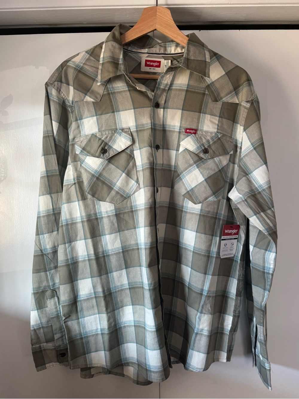 NWT Wrangler Button Up Top - Size Large